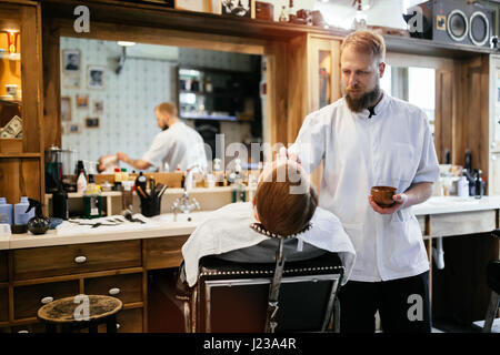 Cheveux homme recevant un traitement dans la barbe barbier Banque D'Images