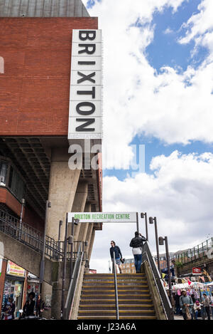 La Brixton Brixton Recreation Centre (REC) est un organisme dynamique, family friendly lieu sport, complet avec salle de sport et remise en forme art studios, murs d'escalade, tenn Banque D'Images