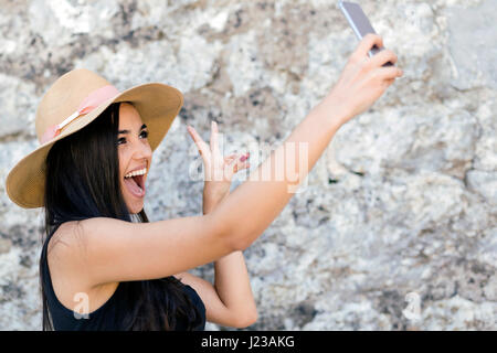 Prendre une belle jeune fille et selfies ayant un bon moment au cours de l'été Banque D'Images