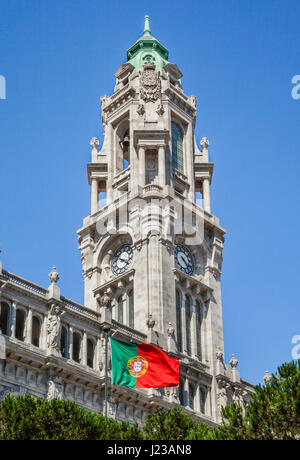 Portugal, région Norte, Porto, vue de l'imposante tour de l'horloge de 70 mètres de l'Hôtel de ville de Porto avec drapeau portugais Banque D'Images
