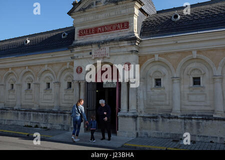 Les électeurs français l'attente dans un bureau de vote provincial pour voter pour le premier tour les candidats Banque D'Images