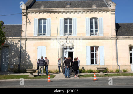 Les électeurs français l'attente dans un bureau de vote provincial pour voter pour le premier tour les candidats Banque D'Images