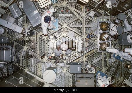 Les astronautes de la NASA Ed Gibson (à gauche) et Jerry Carr regarder vers le bas de la zone de passage de la station spatiale Skylab 4 module de commande atelier orbital 1 février 1974, alors que dans l'orbite de la Terre. (Photo de la NASA par Planetpix) Banque D'Images