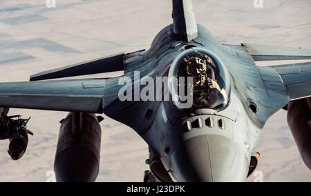 Un U.S. Air Force F-16 Fighting Falcon fighter aircraft se prépare à se ravitailler en vol le 18 janvier 2017 au sujet de l'Irak. (Photo de la Jordanie Castelan /US Air Force par Planetpix) Banque D'Images