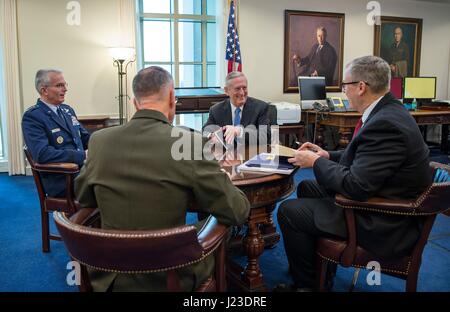 Le secrétaire américain à la Défense, James Mattis accueille son premier Top 4 table ronde avec le secrétaire adjoint à la défense Bob Travail, Joint Chiefs of Staff Président Joseph Dunford, et des chefs d'état major interarmées Vice président Paul Selva au Pentagone le 21 janvier 2017 à Washington, DC. (Photo de Brigitte N. Brantley/Planetpix via DoD) Banque D'Images