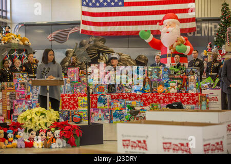 Première Dame des États-Unis Michelle Obama parle à un événement Toys for Tots au Joint Base Anacostia-Bolling 7 décembre 2016 à Washington, DC. (Photo prise par Paul A. Ochoa/Marines américains via Planetpix) Banque D'Images