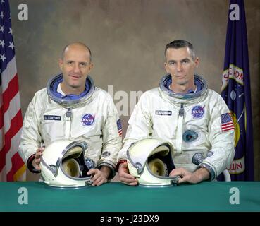 Portrait officiel de la NASA de la mission Gemini 9 membres d'équipage de sauvegarde les astronautes Thomas Stafford (à gauche) et Gene Cernan au Johnson Space Center, le 5 janvier 1966 à Houston, Texas.. L'équipe de sauvegarde est devenu le premier équipage lorsque le premier équipage Gemini 9 astronautes étaient tués dans un accident d'avion. (Photo de la NASA par Planetpix) Banque D'Images