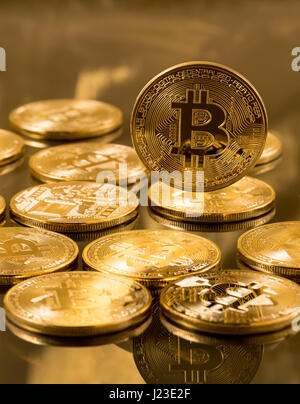 Pile de bitcoins sur fond d'or - blockchain et cyber service concept Banque D'Images