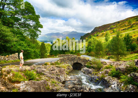 Ashness, pont au-dessus de Derwentwater, Lake District, England, UK avec walker touristiques Banque D'Images