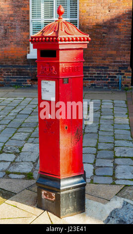 Pilier rouge traditionnel de style boîte post box créé pour la reine Victoria, en Angleterre, Royaume-Uni Banque D'Images