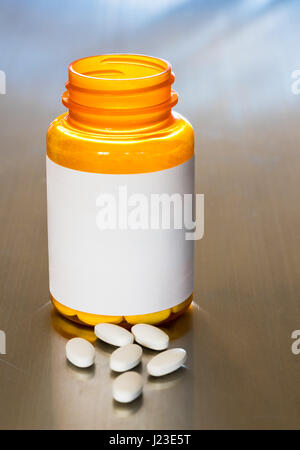 Bouteille de pilules avec étiquette vierge et blanc de pilules ou de comprimés Banque D'Images