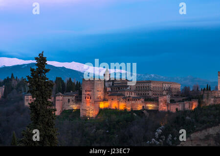 L'affichage classique de l'Alhambra depuis le Mirador de San Nicolás, El Albaicin, Grenade, à soir Banque D'Images