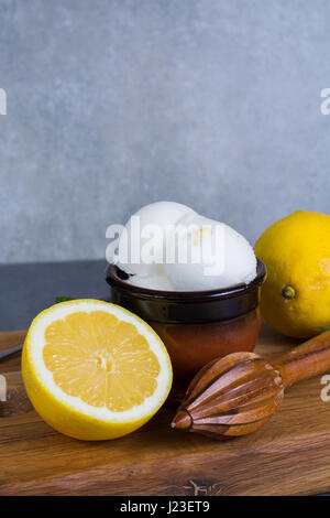 La crème glacée, sorbet citron pour le dessert servi sur planche en bois dans un petit bol Banque D'Images