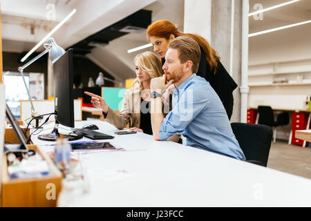 Des collègues de résoudre des problèmes ensemble dans un bureau moderne Banque D'Images