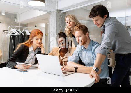 Les concepteurs qualifiés et les gens d'affaires travaillant dans tidy bureau moderne Banque D'Images