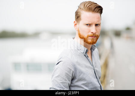 Bel homme à l'extérieur rouge haird Banque D'Images