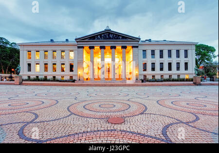 Université d'Oslo, Norvège la nuit Banque D'Images