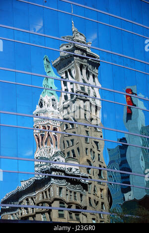 La Tribune Tower reflète dans un autre bâtiment à Oakland, Alameda County, Californie, USA Banque D'Images