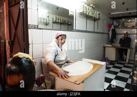 L'Afrique du Nord, Maroc, Fès. Fes Maroc préparation Can Pastilla. La femme fait la pastilla et les hommes dans l'arrière-plan est en attente pour les clients. Banque D'Images