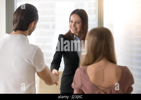 Business people, de l'accueil des clients avec une poignée Banque D'Images