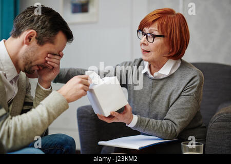 L'homme déprimé en visite chez sa psychologue Banque D'Images