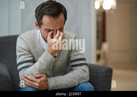 Homme désespéré pleurer pendant la session psychologique Banque D'Images