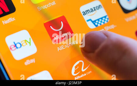 Zurich, Suisse - 19 Février 2017 : Les icônes d'AliExpress, Alibaba.com, Ebay et Amazon shopping en ligne des applications sur un écran tactile du smartphone. Banque D'Images
