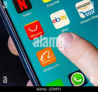 Zurich, Suisse - 19 Février 2017 : Les icônes d'AliExpress, Alibaba.com, Ebay et Amazon shopping en ligne des applications sur un écran tactile du smartphone. Banque D'Images