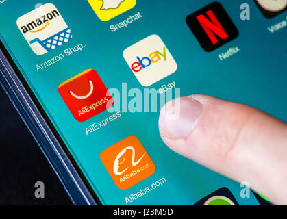 Zurich, Suisse - 19 Février 2017 : Les icônes d'AliExpress, Alibaba.com, Ebay et Amazon shopping en ligne des applications sur un écran tactile du smartphone. Banque D'Images