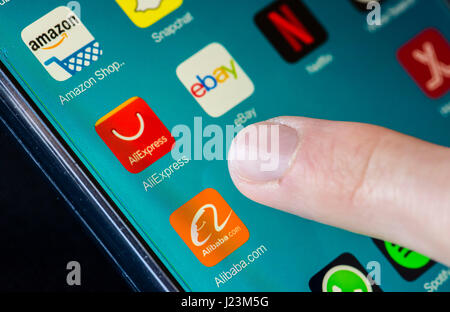 Zurich, Suisse - 19 Février 2017 : Les icônes d'AliExpress, Alibaba.com, Ebay et Amazon shopping en ligne des applications sur un écran tactile du smartphone. Banque D'Images