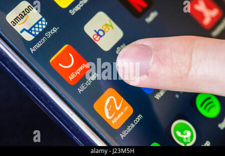Zurich, Suisse - 19 Février 2017 : Les icônes d'AliExpress, Alibaba.com, Ebay et Amazon shopping en ligne des applications sur un écran tactile du smartphone. Banque D'Images