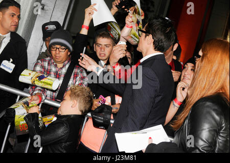 Acteurs Johnny Knoxville (R) et Jackson Nicoll assister à la première de Paramount Pictures' 'Jackass Presents : Bad Grandpa' au théâtre chinois de Grauman le 23 octobre 2013 à Hollywood, Californie. Banque D'Images