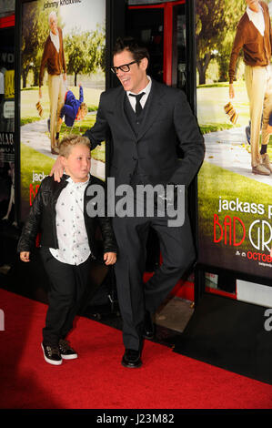 Acteurs Johnny Knoxville (R) et Jackson Nicoll assister à la première de Paramount Pictures' 'Jackass Presents : Bad Grandpa' au théâtre chinois de Grauman le 23 octobre 2013 à Hollywood, Californie. Banque D'Images