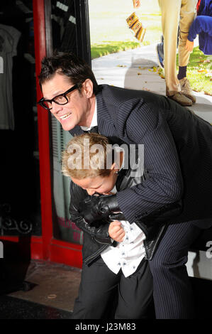 Acteurs Johnny Knoxville (L) et Jackson Nicoll assister à la première de Paramount Pictures' 'Jackass Presents : Bad Grandpa' au théâtre chinois de Grauman le 23 octobre 2013 à Hollywood, Californie. Banque D'Images