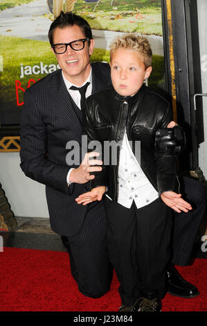 Acteurs Johnny Knoxville (L) et Jackson Nicoll assister à la première de Paramount Pictures' 'Jackass Presents : Bad Grandpa' au théâtre chinois de Grauman le 23 octobre 2013 à Hollywood, Californie. Banque D'Images