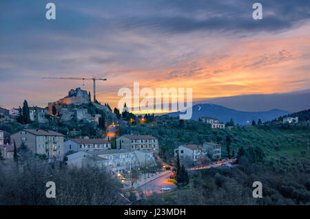 Village de nuit paysage Rocca d'Orcia ( Rocca di Tentennano) , Castiglione d'Orcia. Val d'Orcia, Toscane, Italie Banque D'Images