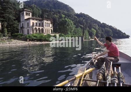 L'Italie, pêcheur sur le lac de Côme Bellagio en vue de village Banque D'Images