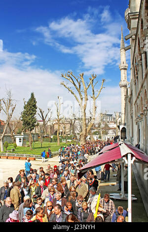 ISTANBUL, TURQUIE - 30 mars 2013 : des personnes non identifiées, la queue dans la mosquée bleue Banque D'Images