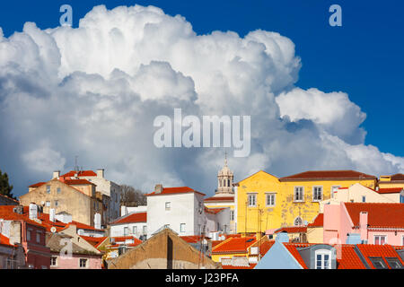 Un après-midi ensoleillé sur Alfama, Lisbonne, Portugal Banque D'Images