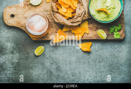 Sauce guacamole, chips de maïs, de la bière dans le verre, copy space Banque D'Images