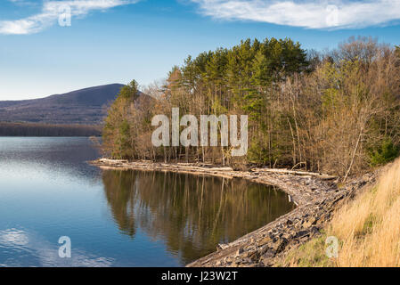 Rivage du réservoir Ashokan approvisionne à l'heure d'or dans les monts Catskill du Hudson Valley of new york,une partie de l'approvisionnement en eau de la ville de New York. Banque D'Images