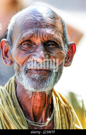 Khajuraho, Inde, le 17 septembre 2010 : Old Indian man visage souriant et lookin sur un photographe. Banque D'Images