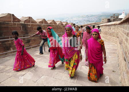 Jodhpur, Inde, le 10 septembre 2010 : la famille indienne, femme, en sari rose marche sur une rue. Banque D'Images