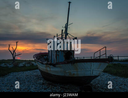 Remorqueur au coucher du soleil, Baiona, Galice, Espagne. Un remorqueur rouillée des naufragés à côté de la route sur la route de La Guardia à Baona Banque D'Images