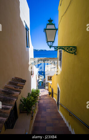 Un petit escalier menant à un restaurant de la baie Banque D'Images