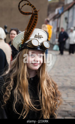 Une jolie jeune fille pose pour photos à la Whitby Goth célébrations de fin de semaine dans le Nord du Yorkshire, Angleterre, Royaume-Uni Banque D'Images