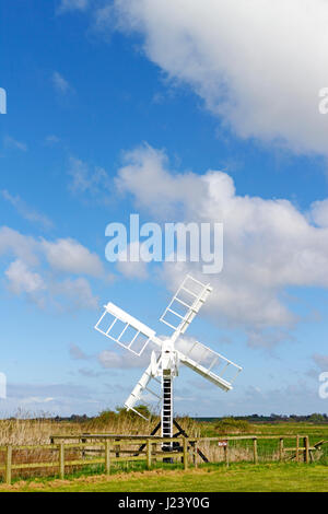 Vue d'une pompe éolienne Drainage de Palmer par Upton digue sur les Norfolk Broads à Upton, Norfolk, Angleterre, Royaume-Uni. Banque D'Images