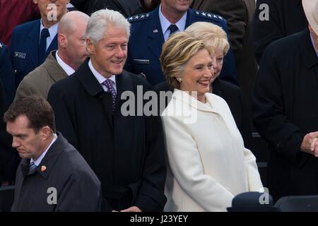 L'ancien président américain Bill Clinton et l'ancienne première dame Hillary Clinton assistera à la 58e Cérémonie d'investiture de Donald Trump à la capitale américaine le 20 janvier 2017 à Washington, DC. (Photo par Cristian L. Ricardo /DoD par Planetpix) Banque D'Images