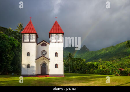 Arc-en-ciel sur Haapiti Moorea island dans l'église, du paysage. Polynésie Française Banque D'Images