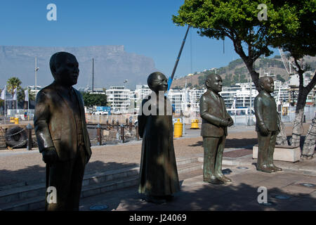 4 statues commémorent les lauréats du Prix Nobel de la paix-Albert Luthuli, Desmond Tutu, F. W. de Klerk et Nelson Mandela en place Nobel, Cape Town. Banque D'Images